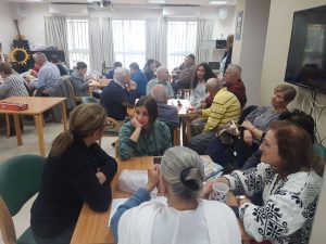 תלמידי ח5 חוגגים פורים במועדון הקשישים בעיר