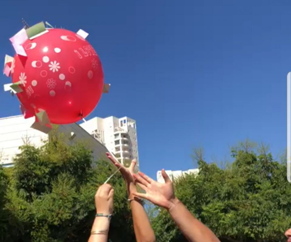 תלמידי  יב' מפריחים  בלון משאלות לקראת השנה החדשה.